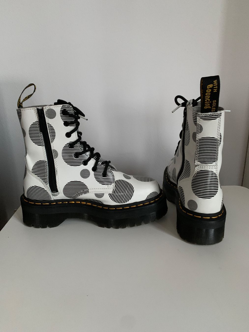 Dr. Martens Damenschuhe: Dr. Martens: weiss gemusterte Jadon Boots, 39 – Gebraucht aus Luzern von designluzern 5