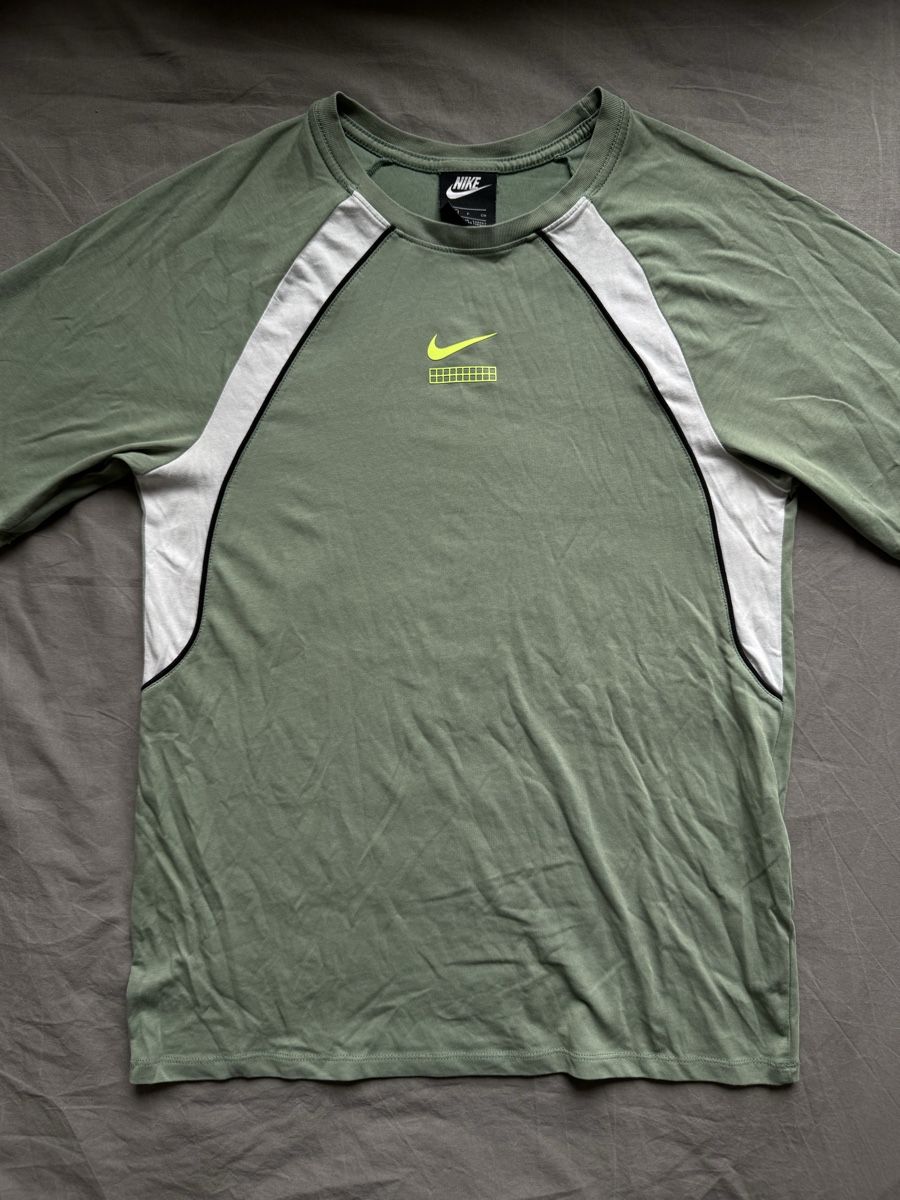 Nike T-shirt: Nike T-Shirt Grün – Usato da Zürich venduto da yneez