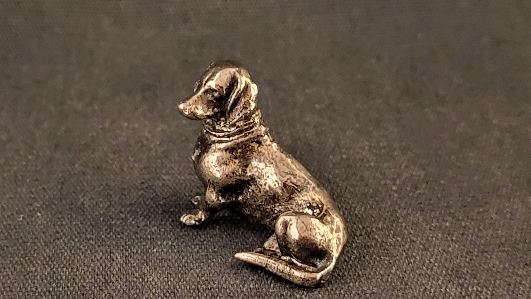 Statuette: Kleiner Metall-Dackel "V" – Usato da Basel venduto da spinne02 4