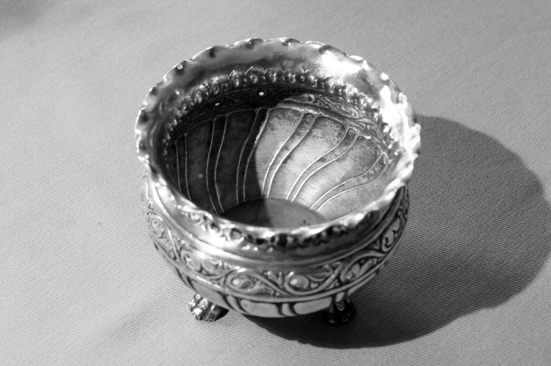 Pentole: Antikes Dreibeingefäss versilbert mit Tatzenfüssen – Usato da Geroldswil venduto da ARTEFACTO 6