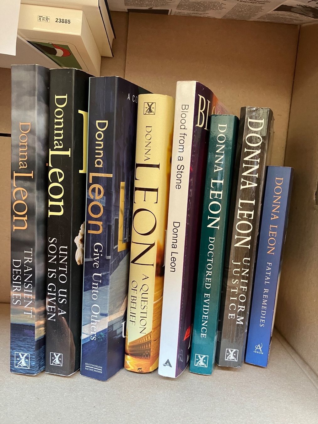 Libri: 8 x Donna Leon - Krimis in Englisch – Usato da Zürich venduto da JanetT01