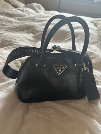 Elegante schwarze GUESS Handtasche