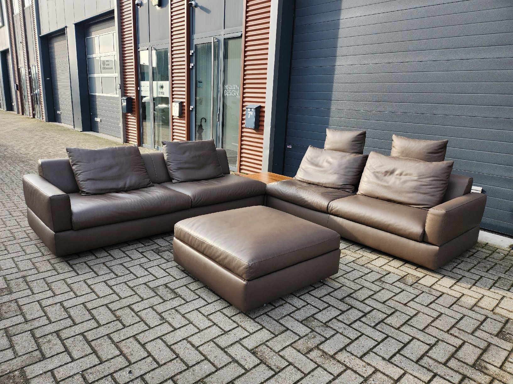 Jori Sofas: Jori - Tigra divanbase Ecksofa + Couchtisch und hocker – Gebraucht aus Gelderland von HermsenDesign