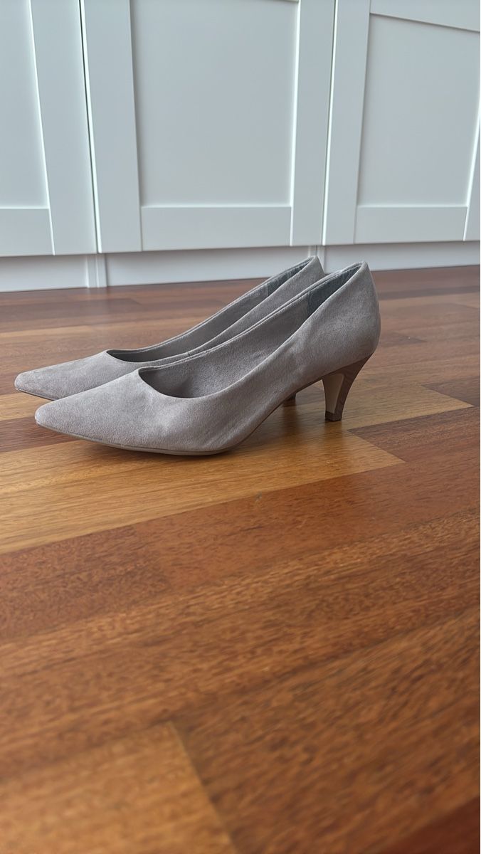 Tamaris Scarpe da donna: Damenschuhe Pumps grau Grösse 40 – Usato da Nänikon venduto da Caro8989