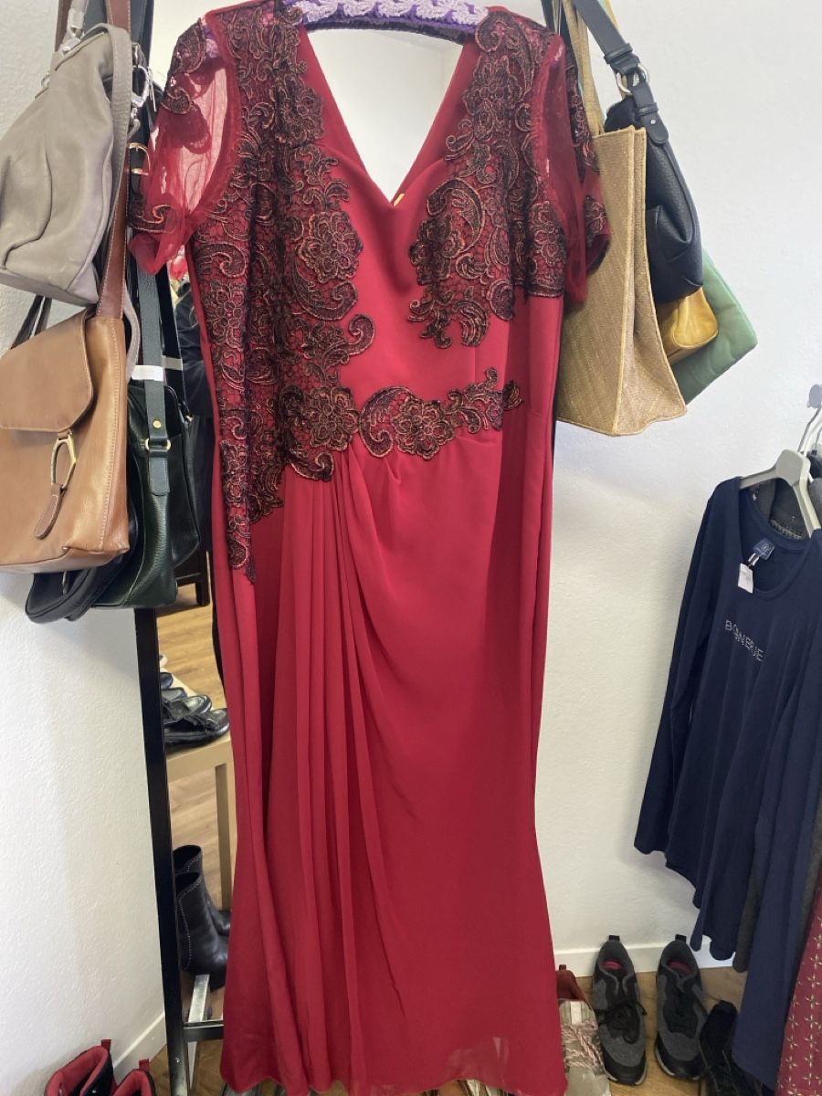 Robes: Abendkleid – D'occasion à Olten par AtelierSecondhand23