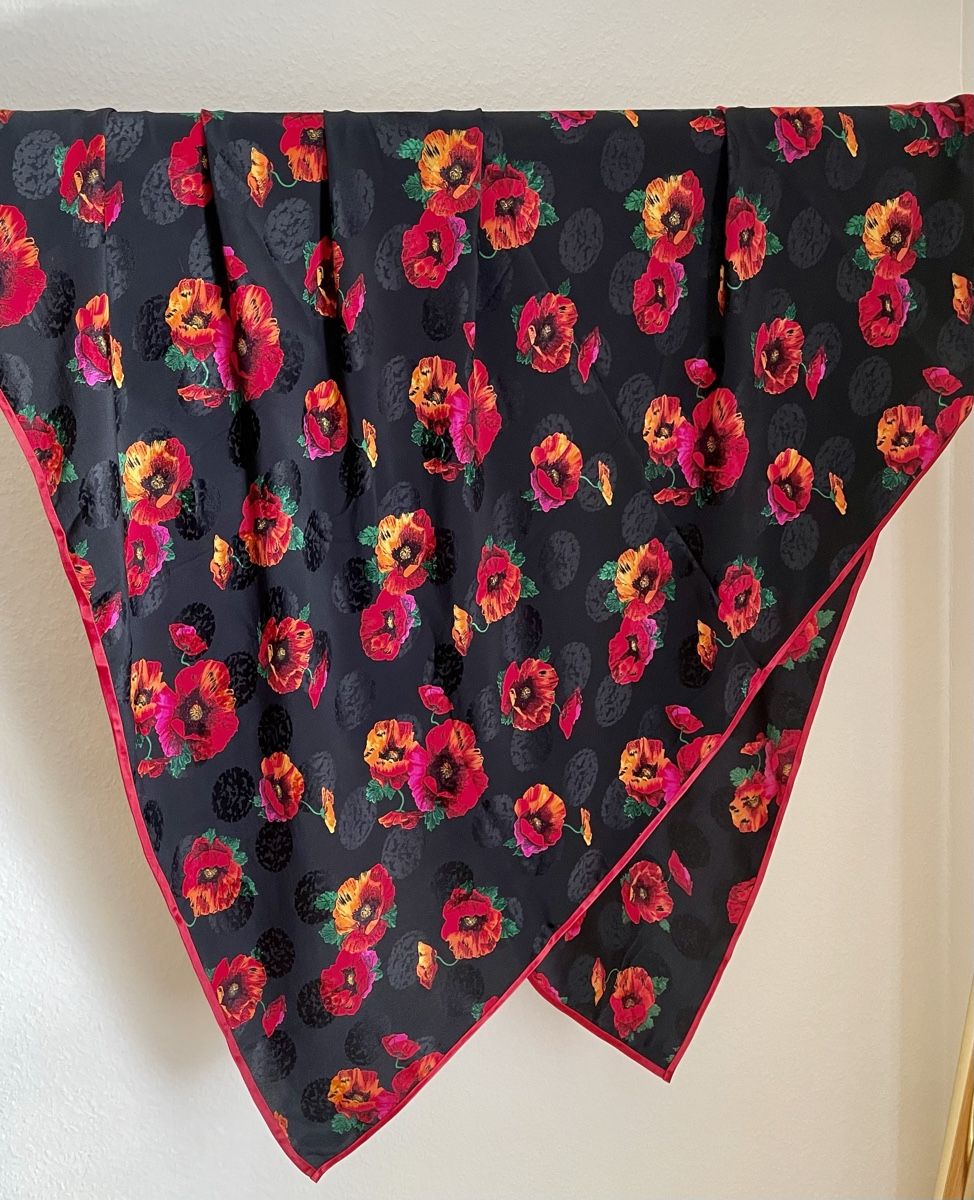 Foulards, Tücher & Schals: Schwarzes grosses Seiden-Tuch mit rotem Mohnblumenmuster – Gebraucht aus Zürich von Popcorn-Vintage
