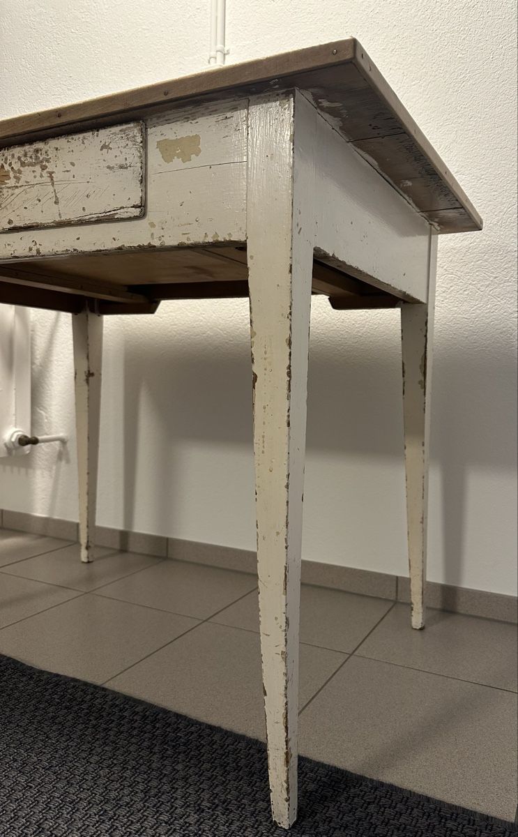 Tavoli: Antiker Tisch mit Schublade – Usato da Stans venduto da Osteophyt 6