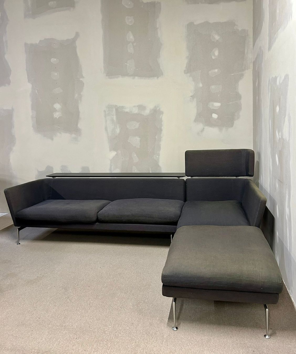 Vitra Divani: Vitra Suita Sofa, dunkelgrau modulares Ecksofa mit Ablage – Usato da Rickenbach ZH venduto da Insider-Boerse