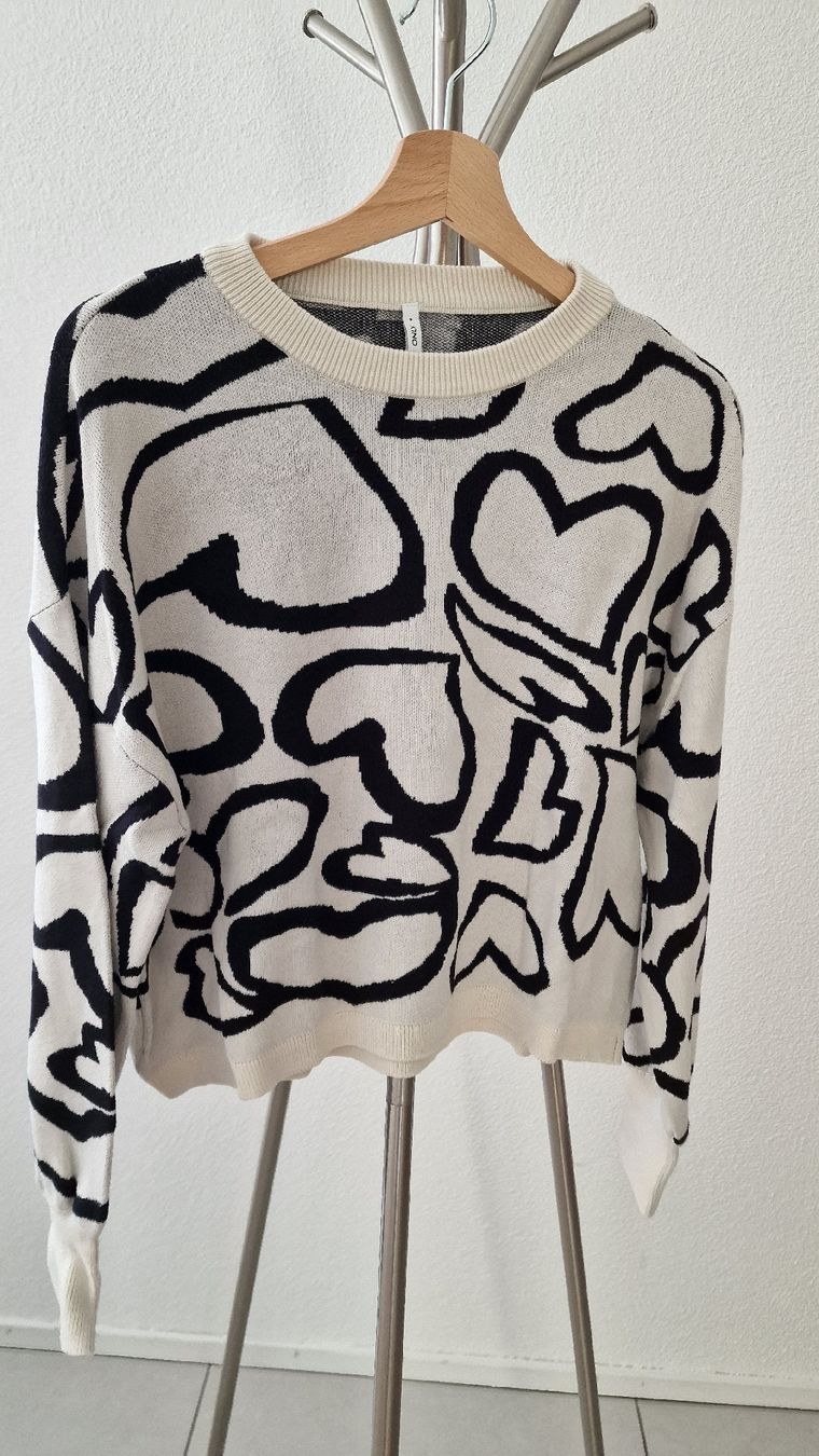 Only Pulls & Sweat-shirts: ONLY Feinstrickpullover Herzen-Print, Gr. M, neuwertig – Neuf (Voir description) à Zofingen par stm_dl82