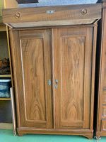 Kleiderschrank aus Holz mit Schublade 