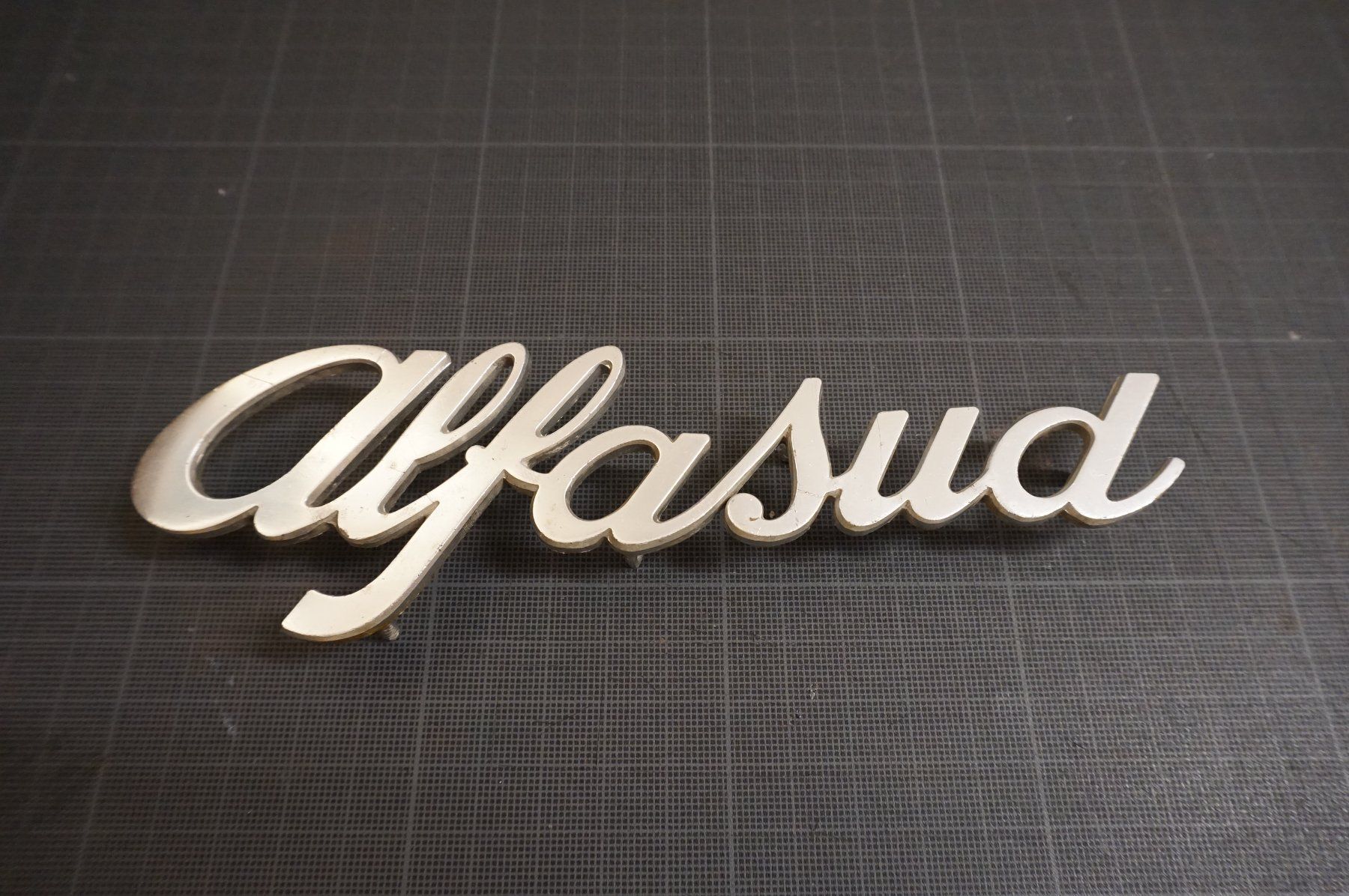 Alfa Romeo Placchette & Badge: Badge ALFASUD Alfa Romeo – Usato da Ependes VD venduto da Cartonabanane
