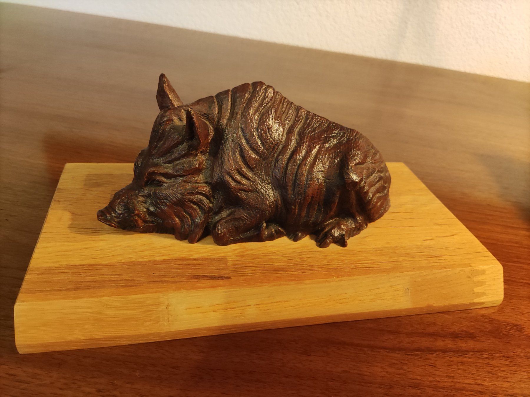 Sculture & Statue: Geschnitztes Wildschwein auf Holzplatte – Usato da Solothurn venduto da Csw1