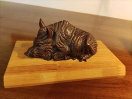 Geschnitztes Wildschwein auf Holzplatte
