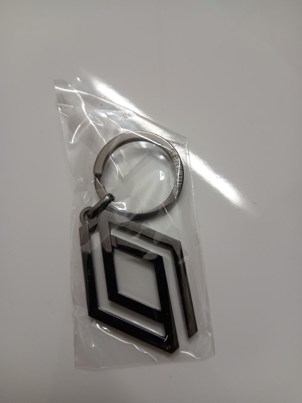 Renault Schlüsselanhänger & - bänder: Renault Schlüsselanhänger in OVPackung – Neu und originalverpackt aus Sirnach von agm_mv57