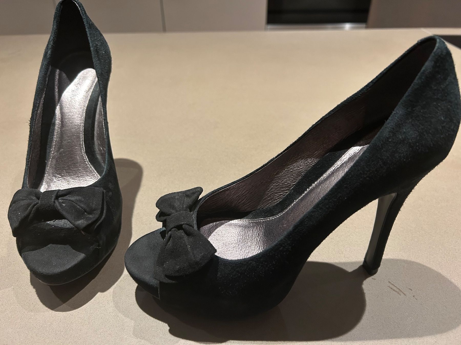 Damenschuhe: Schwarze Wildleder-Pumps mit Schleife – Gebraucht aus Kilchberg ZH von Anie.