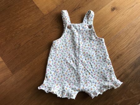 Mädchen Latzhose kurz Blumenmuster Grösse 68