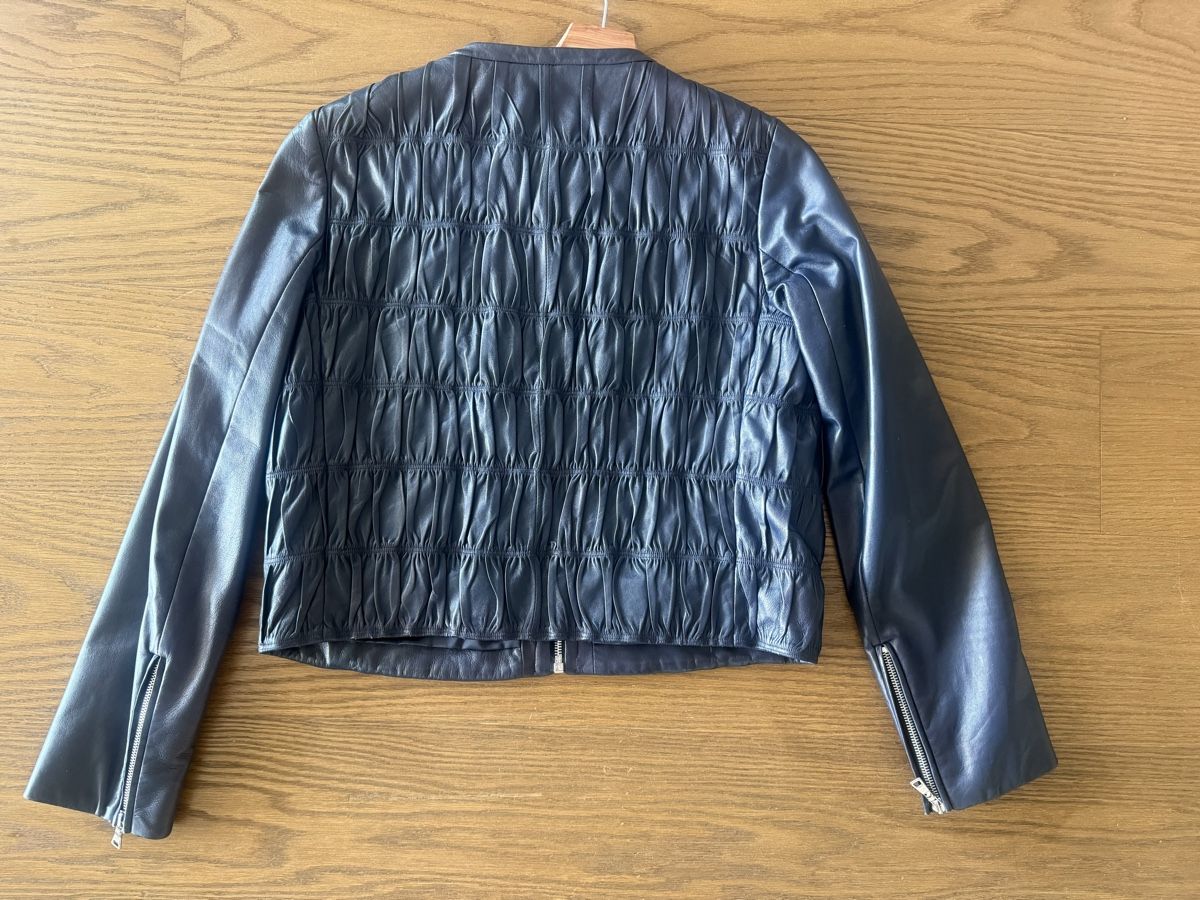 Prada Vestes: Neuwertige original Prada Lederjacke, Grösse IT 44 – Neuf (Voir description) à Zug par Serena_7500 1