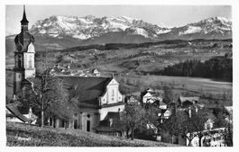 Ruswil LU Kirche und Dorf mit Bergen