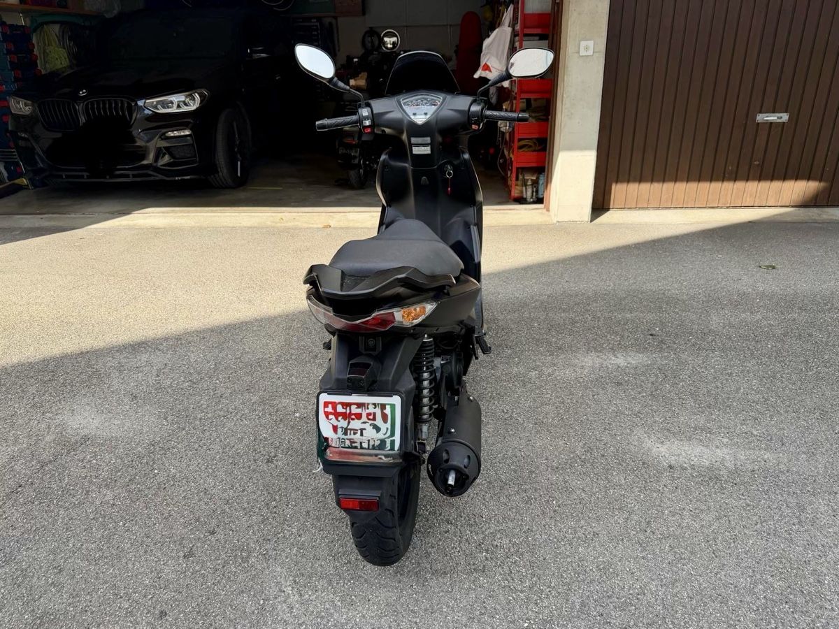 Kymco Scooter: Roller Kymco Super8 125 schwarz – Usato da Widnau venduto da t1990 4