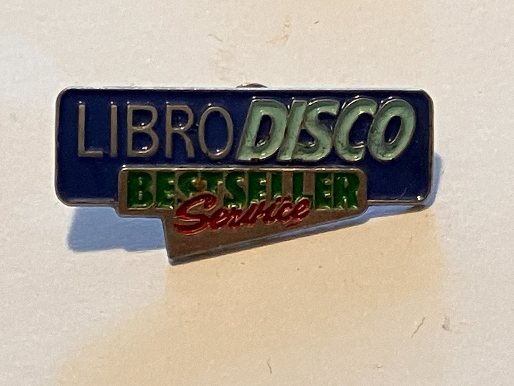 Plaquettes & Badges: 1 Pin Libro Disco Bestseller – D'occasion à Basel par djwwpp
