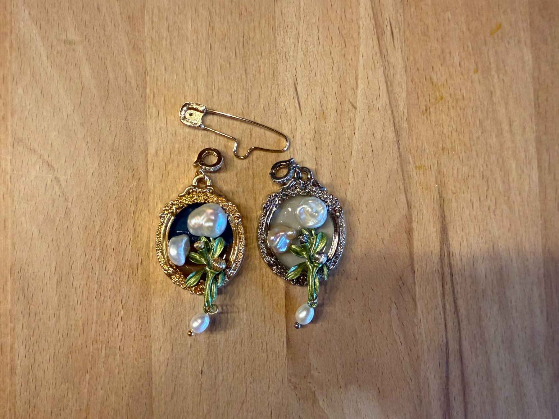 Spille & Fermagli: A pair of pearl brooches – Usato da Russikon venduto da Moc_r7pn