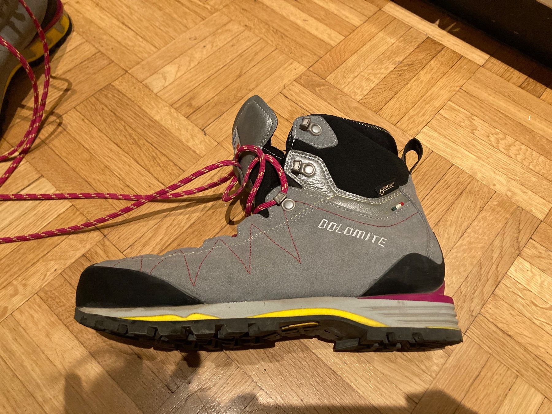 Damenschuhe: Steigeisenfeste Wanderschuhe Dolomite – Gebraucht aus Basel von wd-07 5