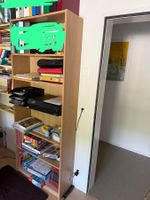 Gut erhaltenes Bücherregal, ideal für jedes Zimmer