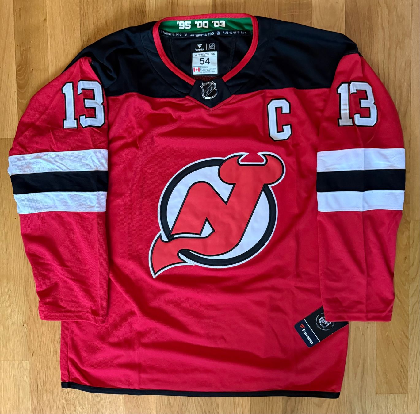 Canottiere & Pantaloni: NHL-Jersey / Nico Hischier / New Jersey Devils – Nuovo (secondo la descrizione) da Ostermundigen venduto da Vancouver16 2