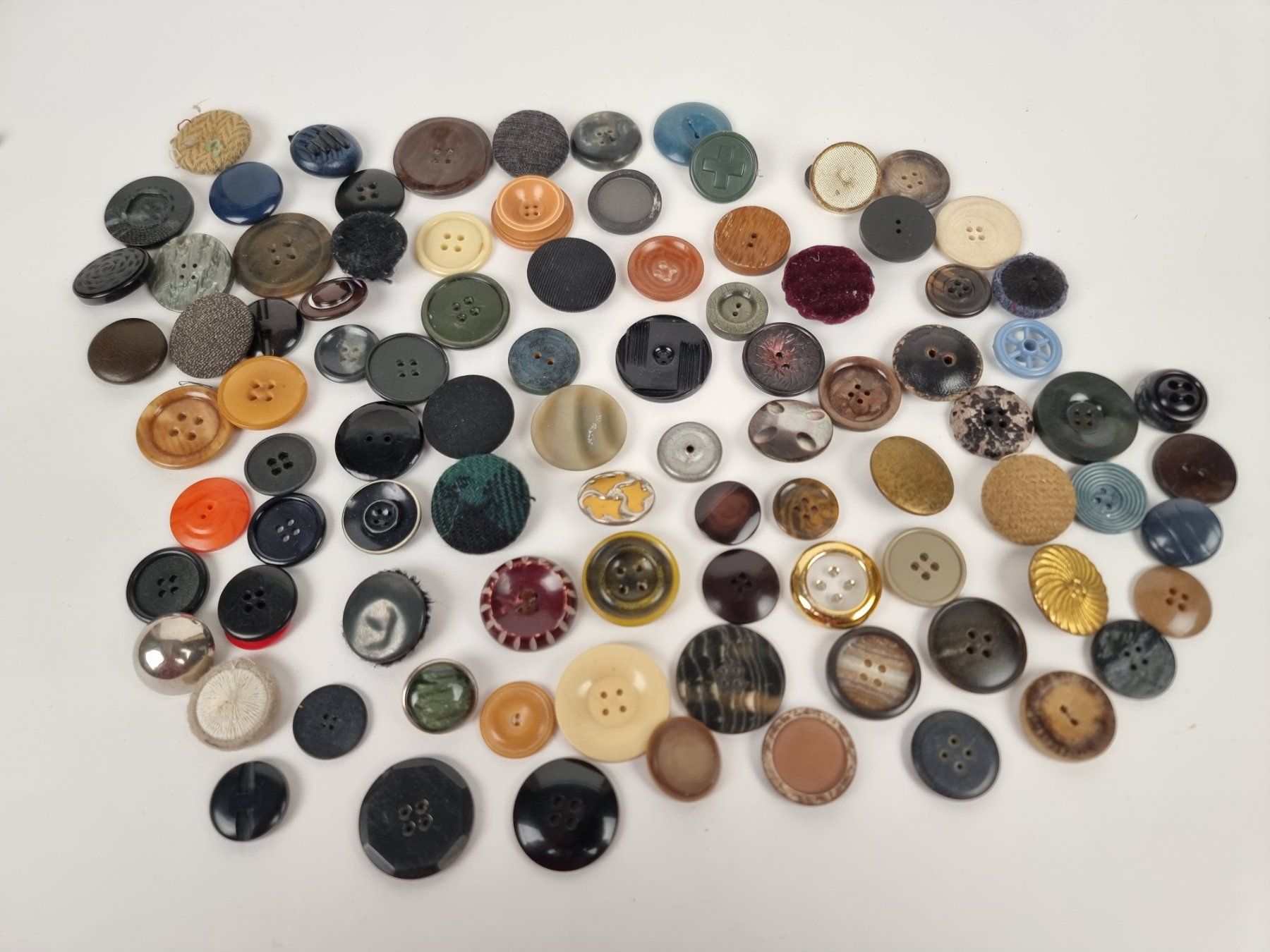 Bottoni: 1 kg Knopfsammlung gemischt – Usato da Urtenen-Schönbühl venduto da Restwert_Schoenbuehl 2