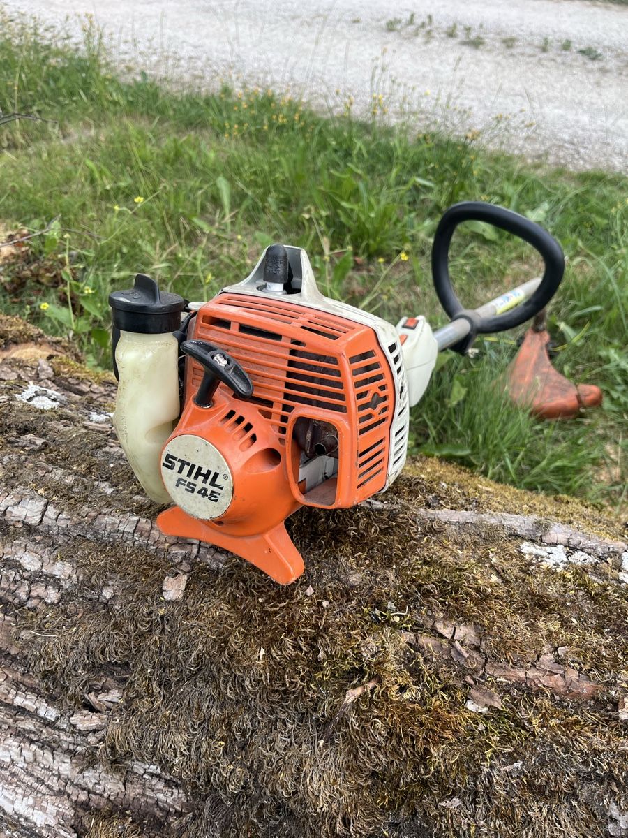 Stihl Tondeuses à gazon: Débroussailleuse Stihl FS45 – Défectueux à le Crêt-du-Locle par Kableg18