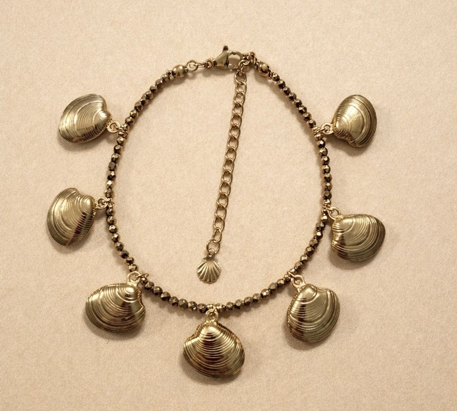 Bracciali & Braccialetti: Beach Vibes: Gold Tone Clam Shell Charm Bracelet – Nuovo e nell'imballaggio originale da Saland venduto da ele_vc96 1