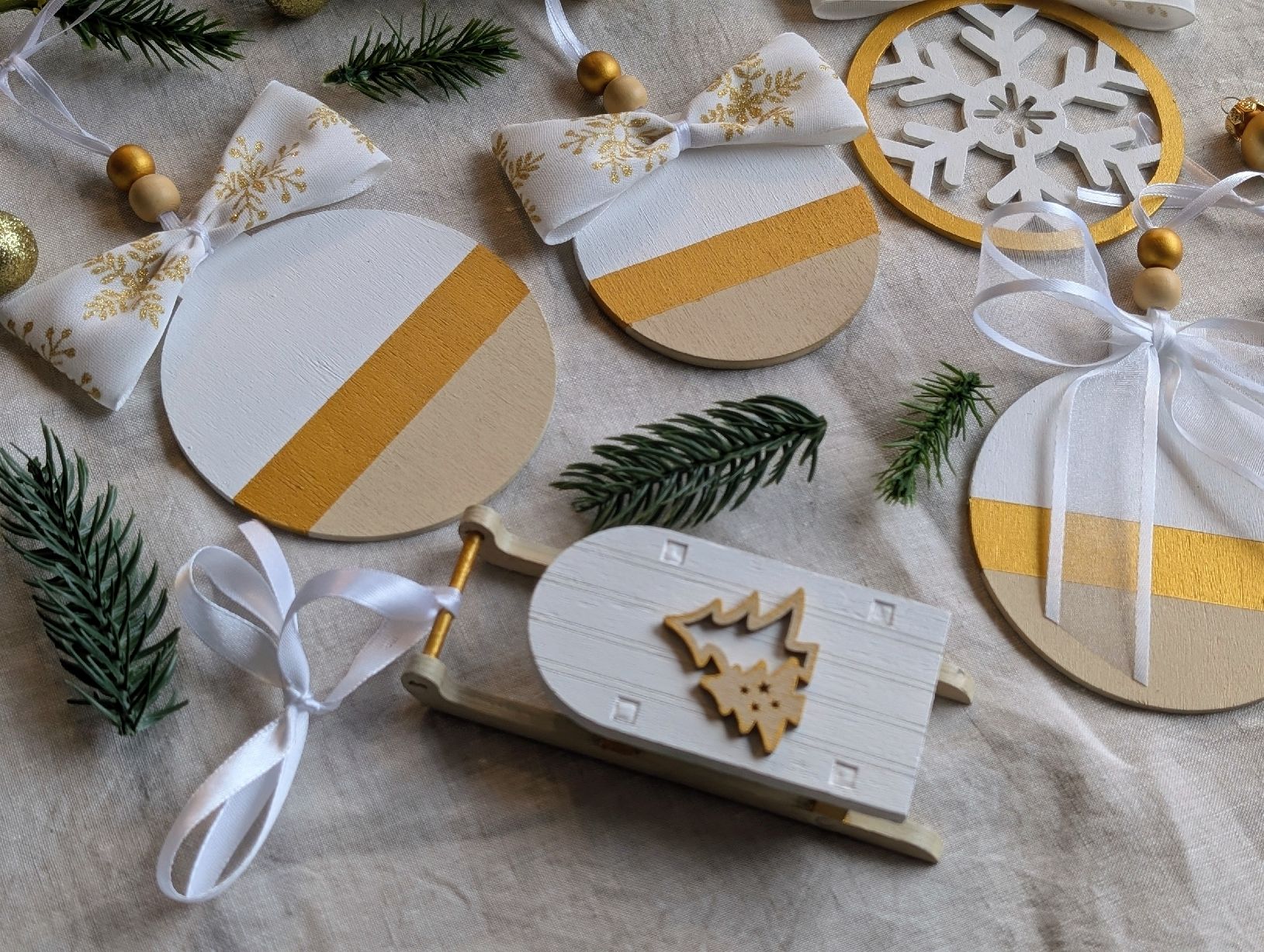 Tutte le decorazioni: Hand Painted Christmas Ornaments Set, White Gold Tree Decor – Nuovo e nell'imballaggio originale da Winterthur venduto da LaVieColor 7