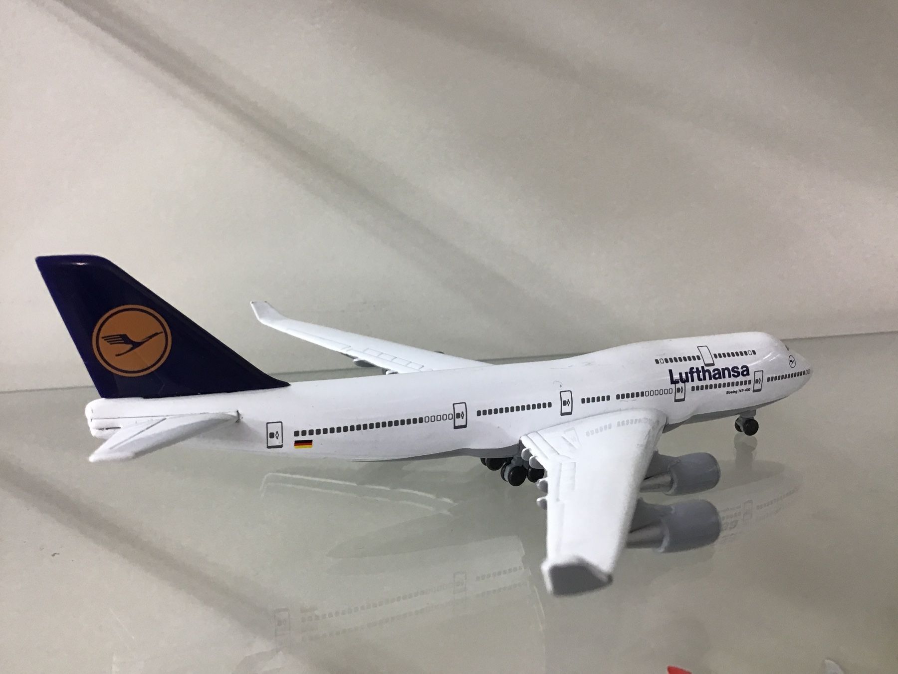 Boeing Kit di modellismo & Modellini statici: Lufthansa Boeing 747-400 Modellflugzeug, 1:500 – Usato da Männedorf venduto da Spezial-Modelle 1