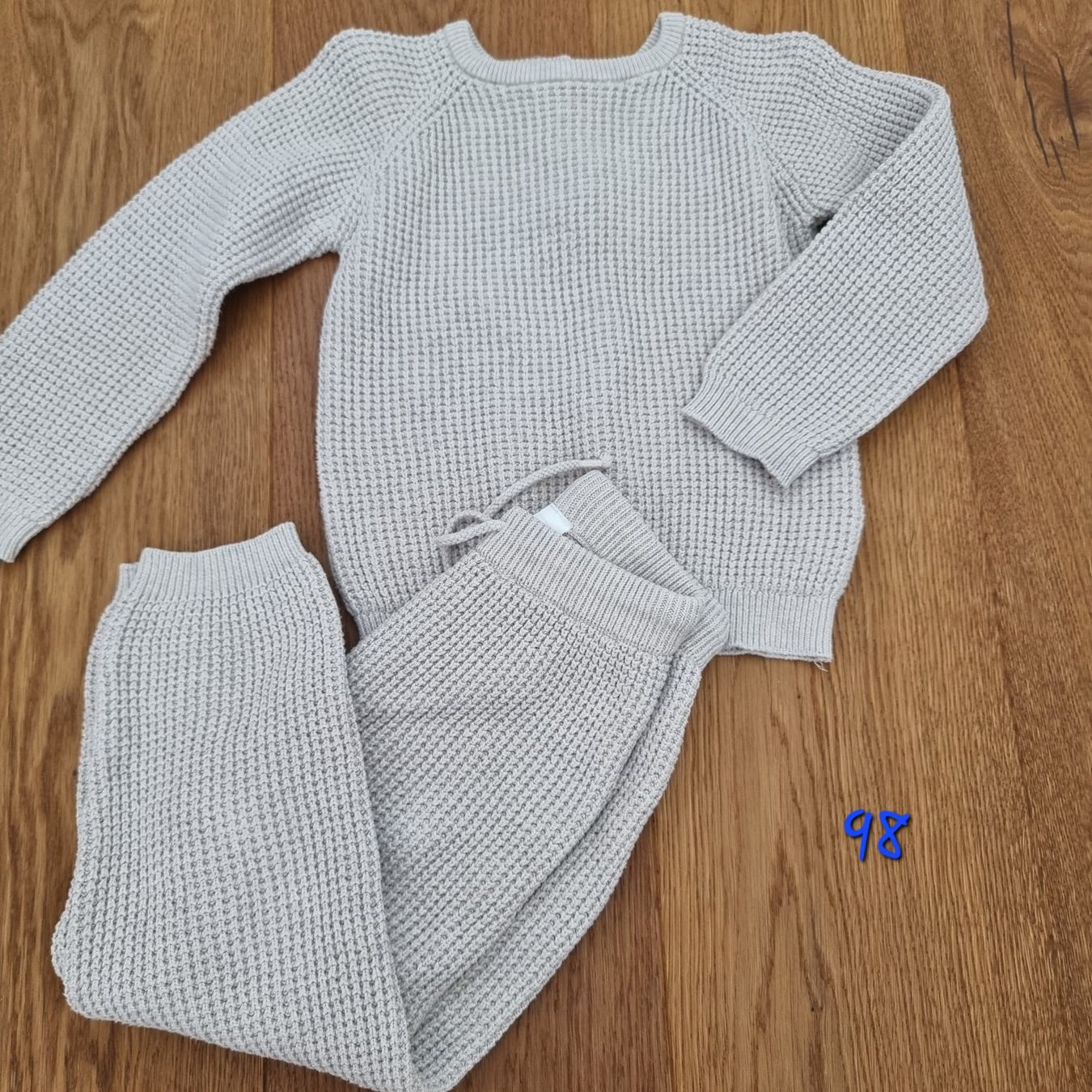 H&M Lots de vêtements: Kinder Set Pullover und Hose Strick beige Grösse 98 h&m – Neuf (Voir description) à Gammen par home_brocki