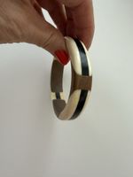 Armreif aus Holz und Kunststoff.