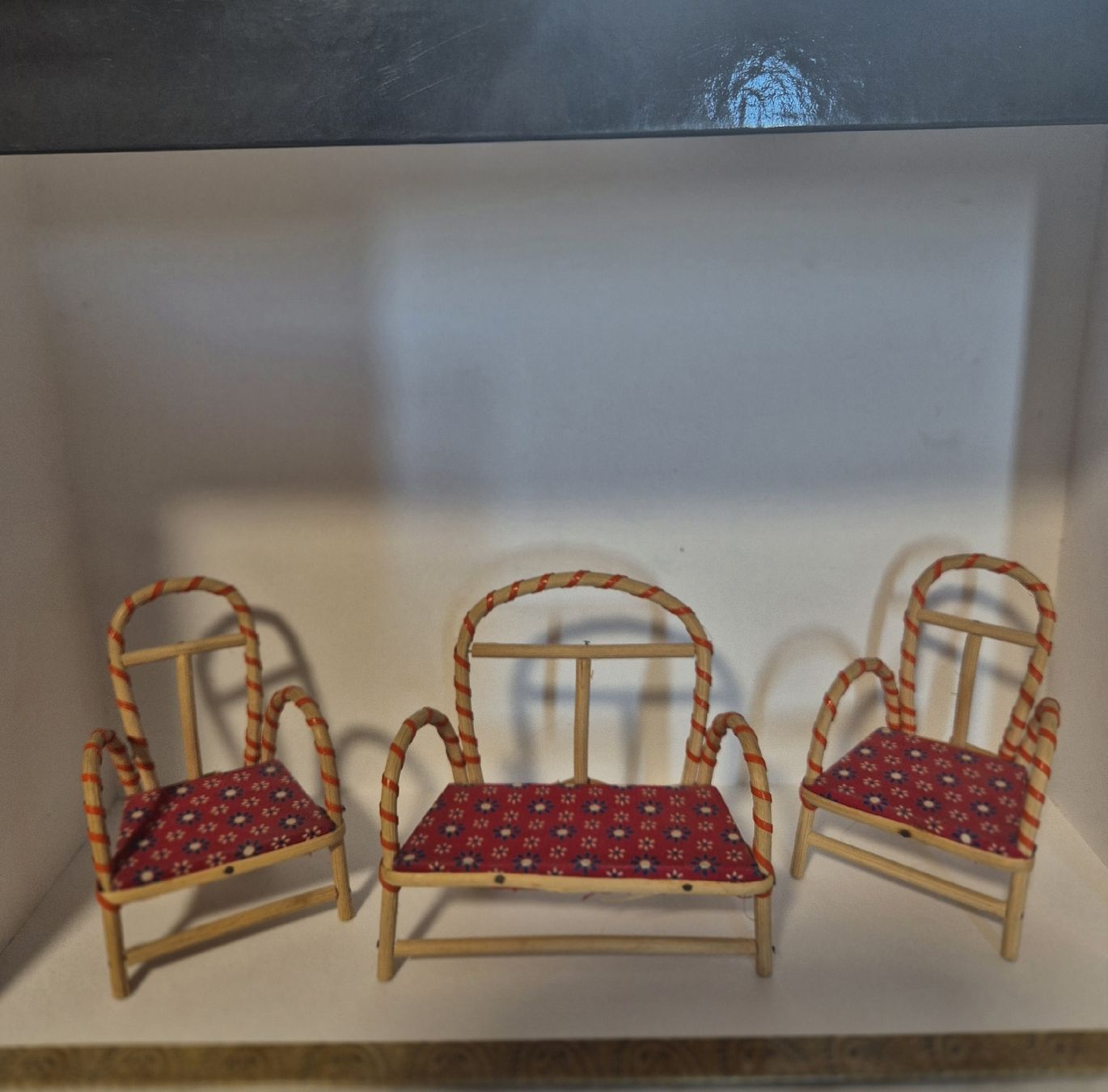 Case e mobili per bambole: Puppenstubenmöbel Set 3-teilig Rattan rot gemustert. – Usato da Thörishaus venduto da AdriS-8_sammelsurium