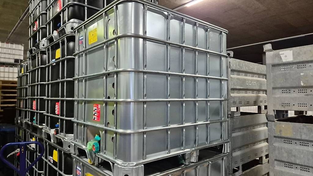 Tränken & Tröge: IBC Wassertank mit Blechverkleidung – Gebraucht aus Stetten AG von 330er