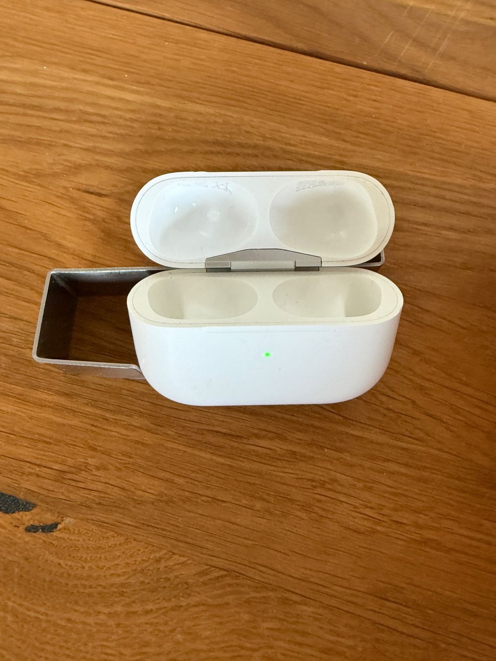 Apple Cuffie: APPLE AirPods Pro 1 Charging Case – Usato da Lausanne venduto da Nine1982