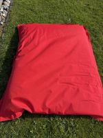 Roter Sitzsack für entspannte Sommerstunden im Garten!