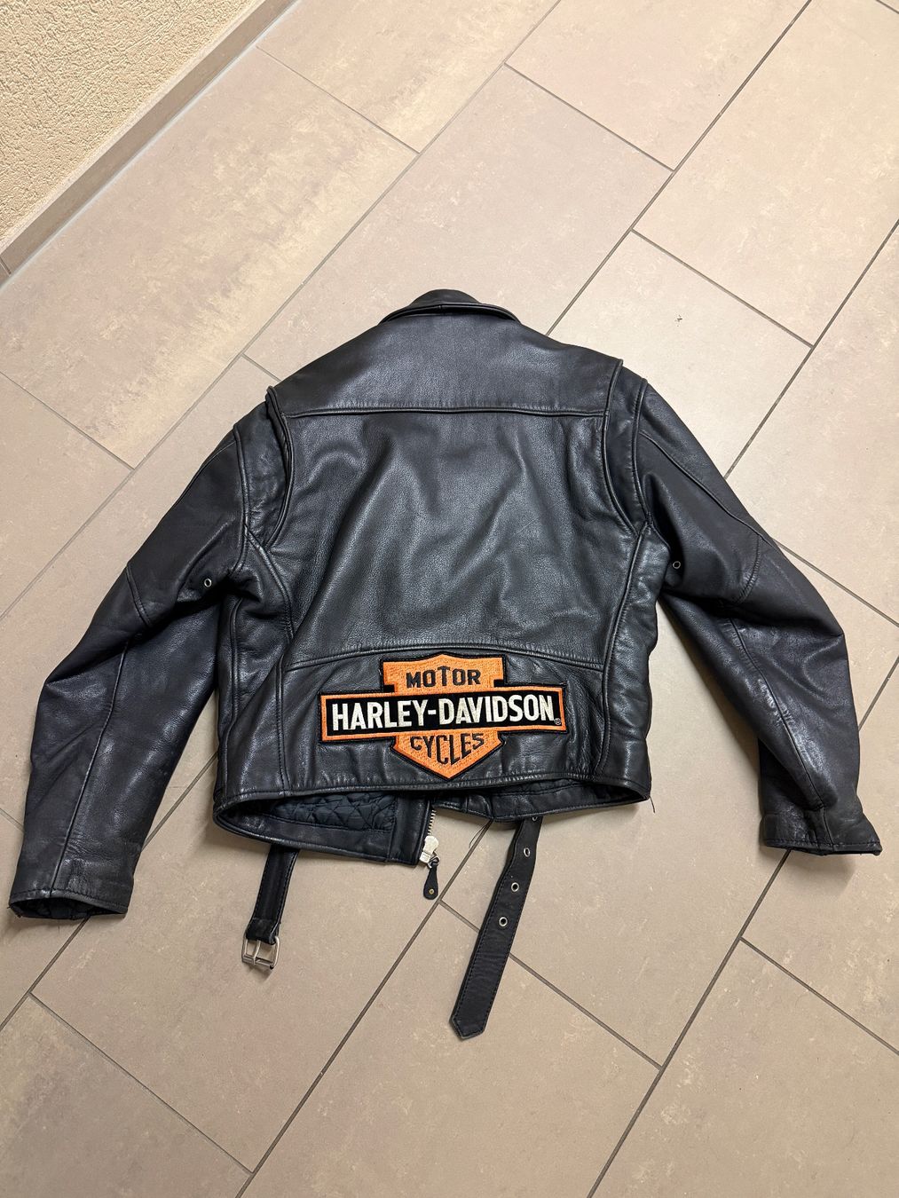 Giacche: Motorrad Lederjacke Gr. 52 mit Harley-Davidson Eblem hinten – Usato da Fehraltorf venduto da Burrito1 1