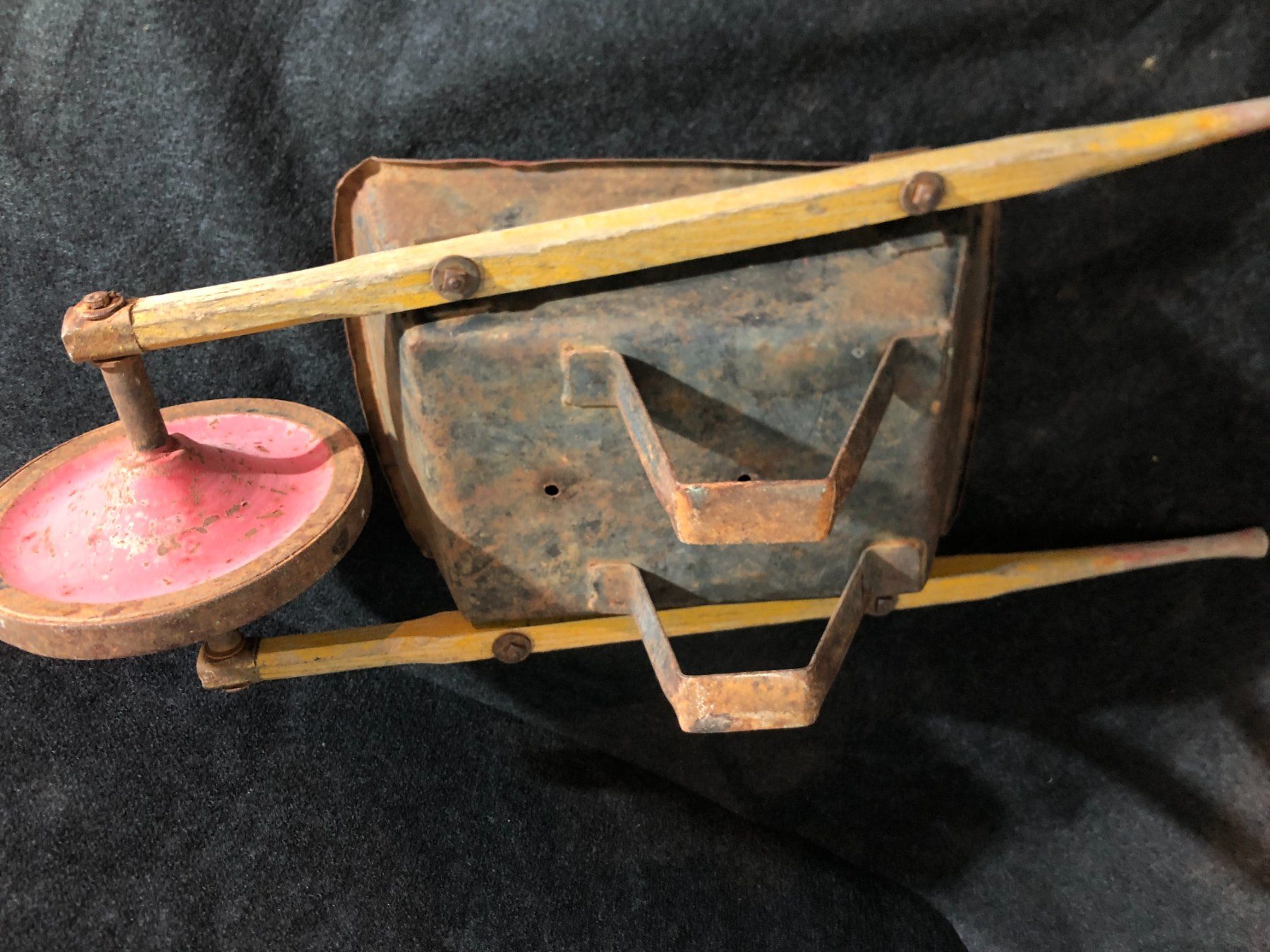 Tutti gli attrezzi: Petite brouette ancienne. – Usato da Saignelégier venduto da Dubois_Vintage 5