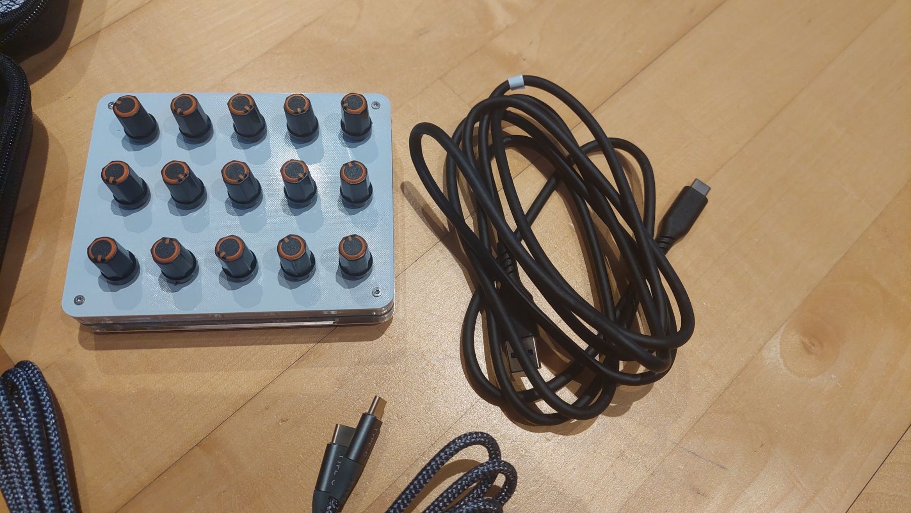 Strumenti musicali: 15 Rotary Knobs USB-C Midi Controller inkl Case und Kabel – Nuovo (secondo la descrizione) da Arisdorf venduto da GoodJoice 1
