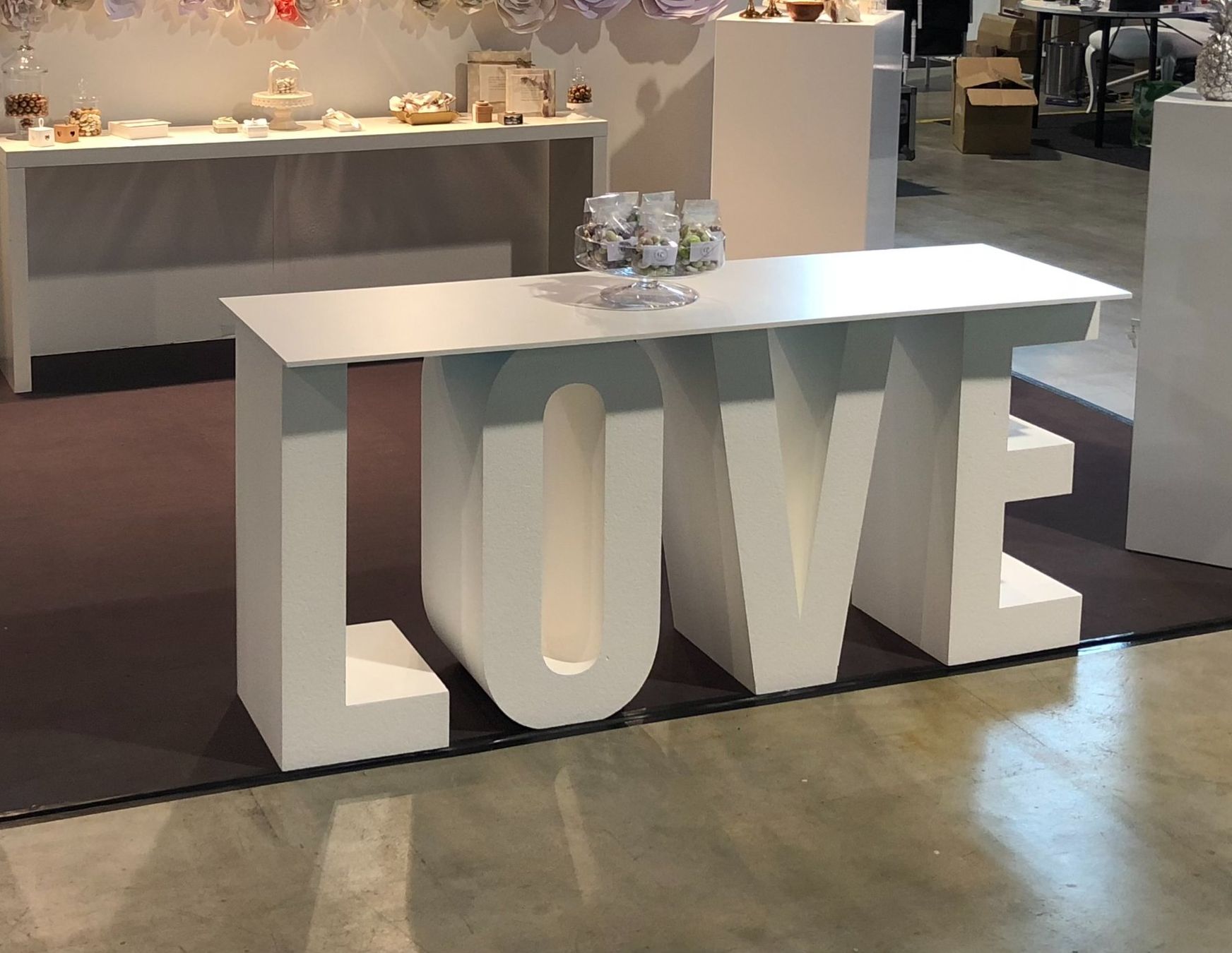 Tische: LOVE Tisch – Neu (gemäss Beschreibung) aus Kloten von Arcicane