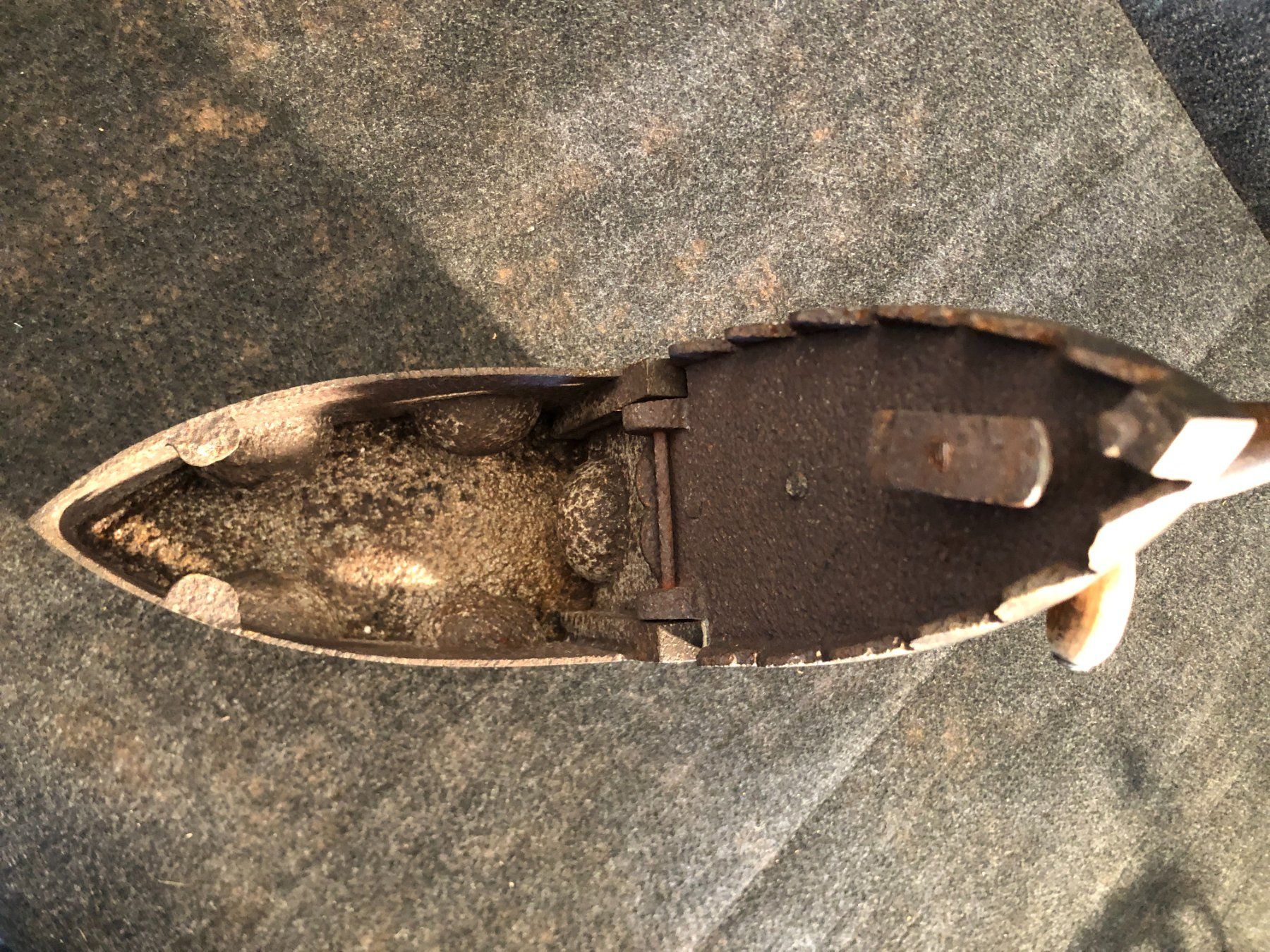 Bügeleisen: Ancien fer à repasser à charbon. – Gebraucht aus Saignelégier von Dubois_Vintage 8