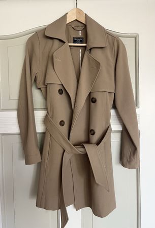Wunderschöner kurzer Trenchcoat von Abercrombie & Fitch