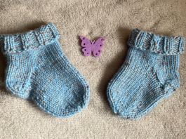 Babysocken hellblau/grau mit Farbtupfern, ab ca. 3 Monate