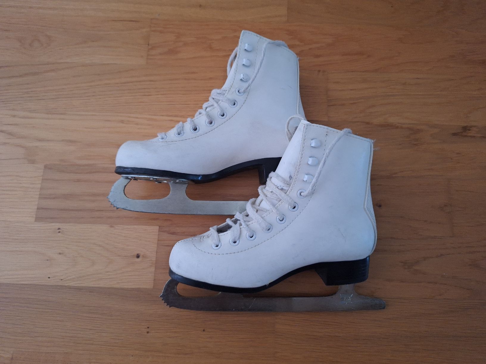 Schlittschuhe: Schlittschuhe weiss Mädchen Grösse 33 – Gebraucht aus Gossau ZH von SwissJapan 1
