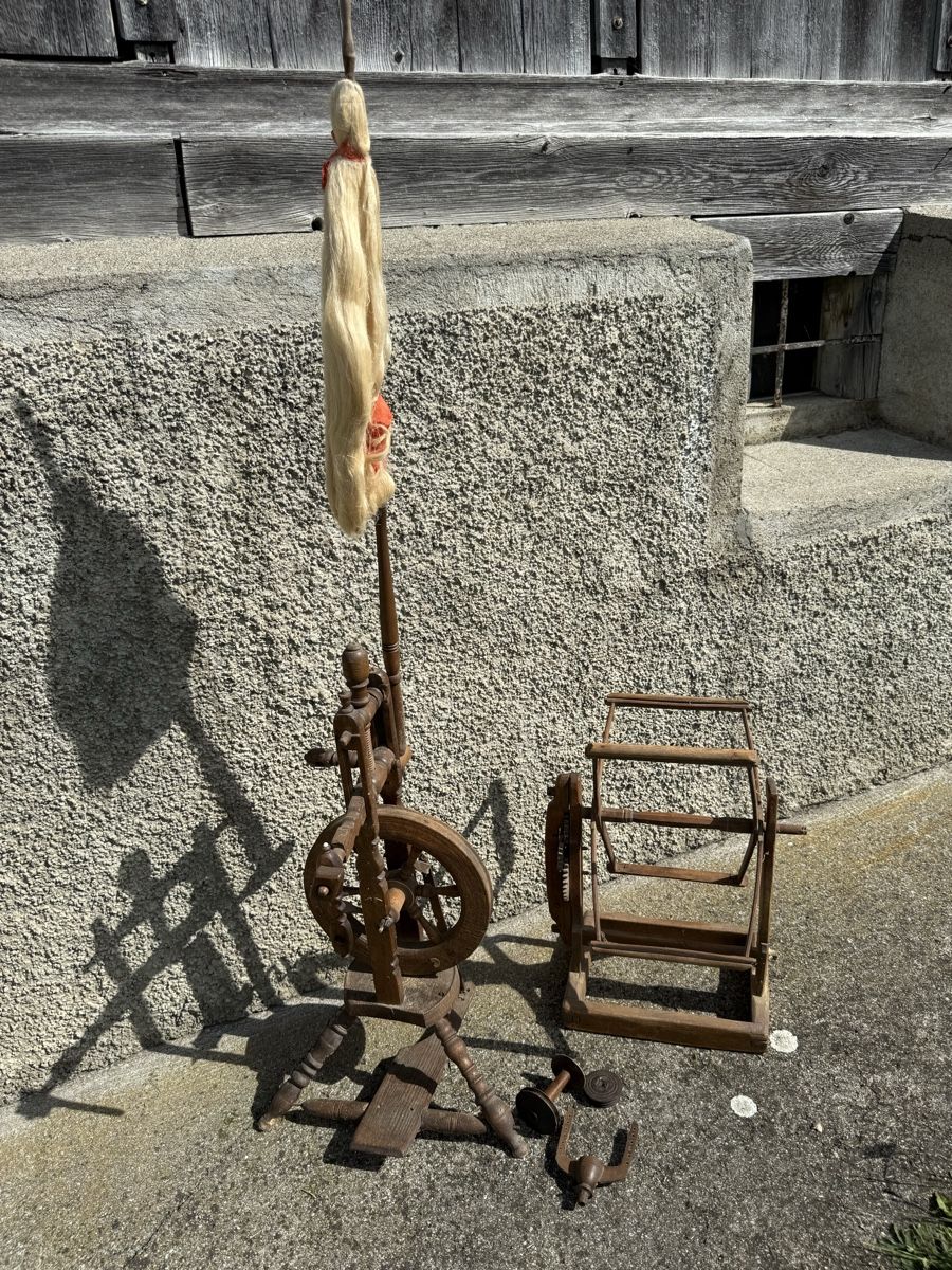 Ruote per filare: Spinnrad mit Zubehör – Difettoso da Appenzell Eggerst. venduto da Koer85 2