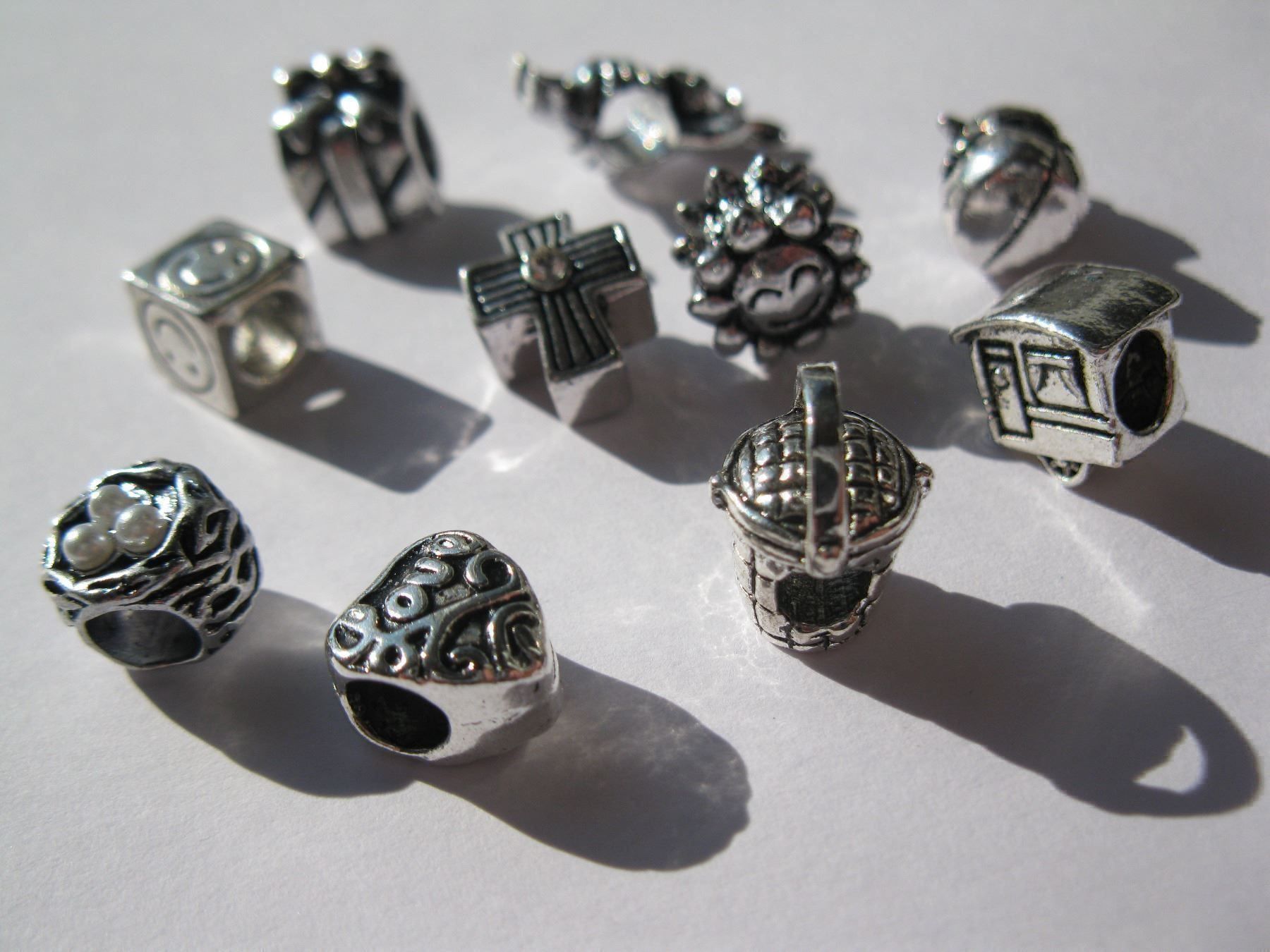 Perle (finte): 10 Metallperlen, Beads, Grosslochperlen mit Motiv – Nuovo e nell'imballaggio originale da St. Margarethen TG venduto da LuanaKa 2