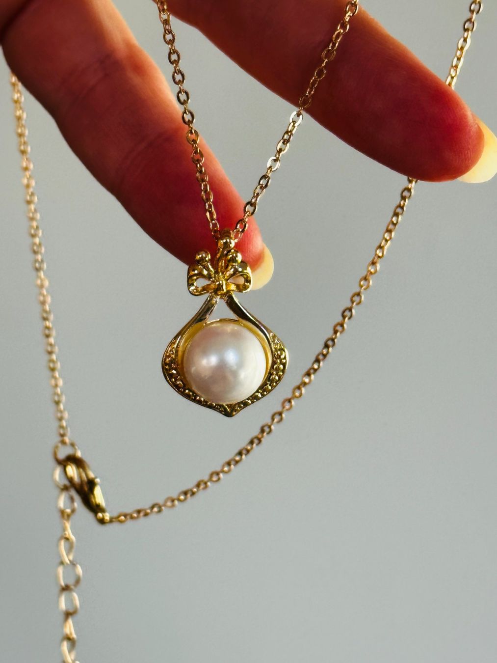 Catenine: Shell white Pearl Necklace – Nuovo e nell'imballaggio originale da Genève venduto da AGBERG